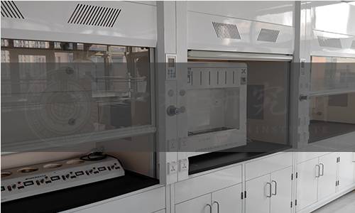 NF R18-702-4-1993,道路车辆.安装在毛载重量大于 3.5 吨的商用车辆配套式加热系统.第4部分:危险物品运输车辆的特殊安全要求